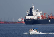 Barco turco lograr pasar por el estrecho de Ormuz con el permiso de Irán