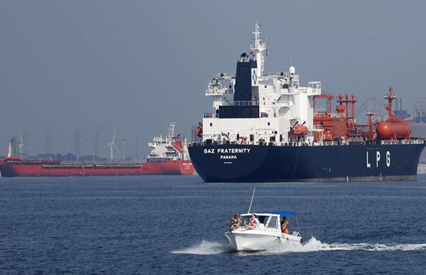 Barco turco lograr pasar por el estrecho de Ormuz con el permiso de Irán