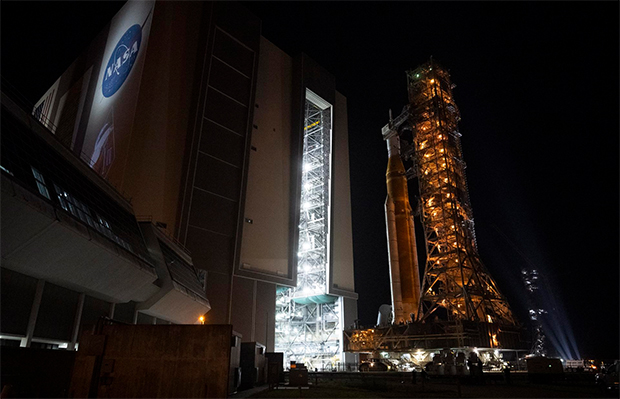 Cohete de la misión lunar Artemis II inicia el traslado hasta la plataforma de lanzamiento