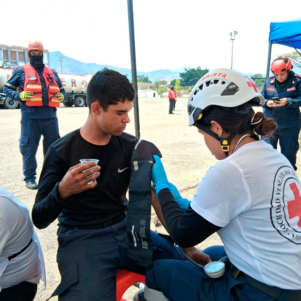 Cruz-Roja-Aragua-atiende-a-apagafuegos-del-Henri-Pittier