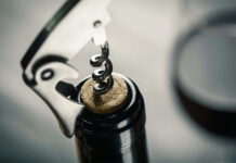 ¿Cuándo conviene descorchar una botella de vino?