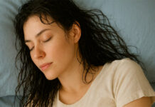 Cuidado capilar nocturno: los hábitos que transforman la salud del cabello antes del descanso