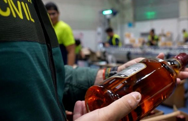 Detenidas 18 personas en España por un fraude de 32 millones de euros en IVA de alcohol
