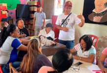Docentes de Revenga se forman en el arte de las piñatas de tapara y muñecas de trapo