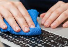 El error común al limpiar tu computadora que arruina la pantalla para siempre