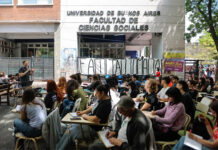 Huelga universitaria en reclamo de más presupuesto paraliza inicio de clases en Argentina