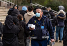 La alarma por el brote de meningitis en Reino Unido agota las vacunas y desborda farmacias