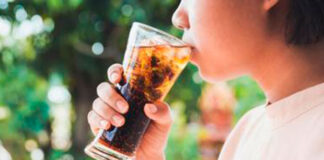 Más allá del azúcar: El peligro oculto en las bebidas que consumen los niños