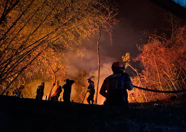 Más-de-50-horas-llevan-combatiendo-las-llamas-en-el-Henri-Pittier