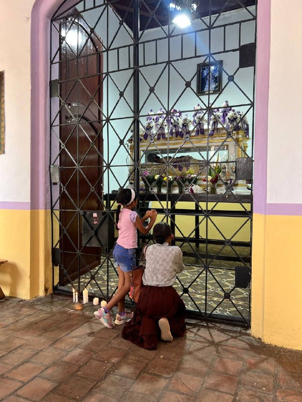Más de quinientos cargadores se preparan para la procesión del Santo Sepulcro