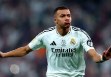 Mbappé ya golpea balón y apura su vuelta