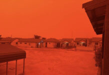 Un ciclón tropical tiñe de rojo el cielo del oeste de Australia