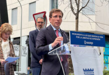 Una paloma defeca en la cabeza del alcalde de Madrid