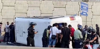Unidad de transporte se volcó en La Guaira