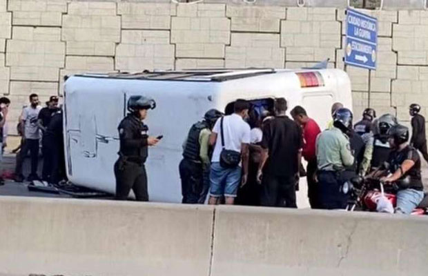 Unidad-de-transporte-se-volcó-en-La-Guaira