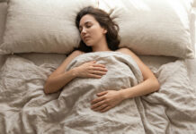 Boca abajo o de lado: cómo cada postura afecta la respiración, la circulación y la salud del cerebro