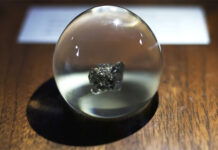 Bolivia exhibe roca traída por el Apolo 17 que recuerda su aporte a la carrera espacial