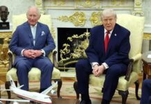 Carlos III regala a Trump una réplica de los planos del escritorio del Despacho Oval