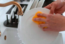 Cuatro consejos para cuidar tus manos de los detergentes y productos de limpieza