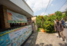 Detienen a jefe y doce empleados de guardería indonesia donde niños eran atados y vejados