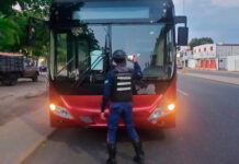 Detuvieron a dos jovencitos por lanzar piedras contra unidad de transporte público