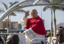 El papa visitó una residencia de ancianos en Angola: A los mayores hay que escucharlos