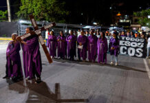 Familiares de presos políticos realizaron viacrucis fuera de Rodeo I