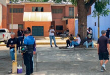 Familiares esperan los cuerpos de las ocho víctimas fallecidas en accidente vial en Lara