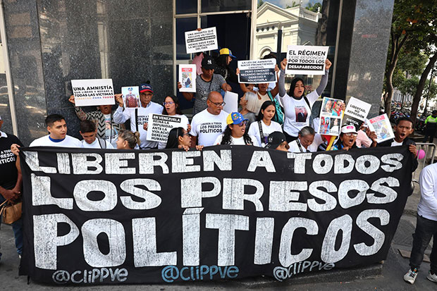 Familias-cumplen-90-días-de-vigilia-en-Venezuela-por-la-liberación-de-presos-políticos