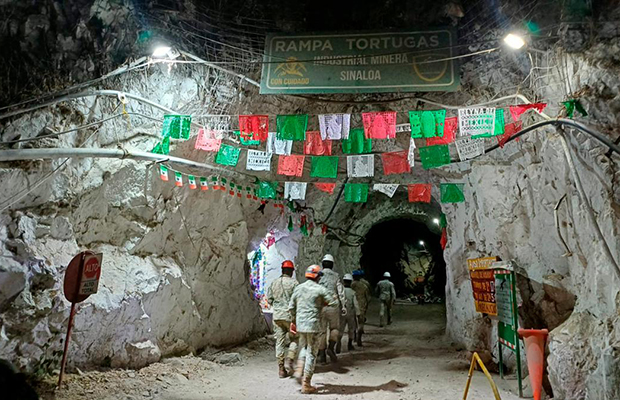 Logran recatar con vida a un segundo trabajador atrapado en una mina al oeste de México