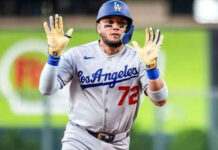 Miguel Rojas celebra su hit 1.000 en MLB