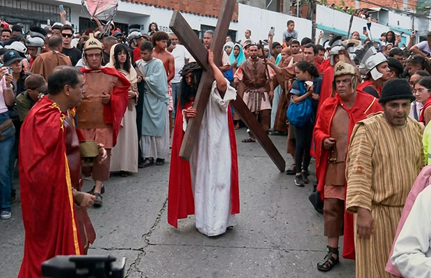 Miles-de-feligreses-acompañan-Viacrucis