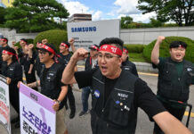 Miles de trabajadores de Samsung protestan para pedir bonificaciones y amenazan con paros