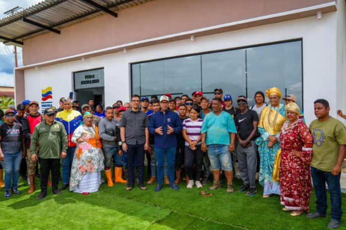 Ministro Héctor Silva inaugura Oficina de Atención al Minero en El Callao