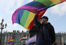 Multan a una estudiante de Moscú por publicar un vídeo con un beso entre dos mujeres