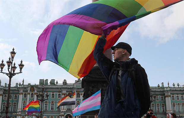 Multan a una estudiante de Moscú por publicar un vídeo con un beso entre dos mujeres