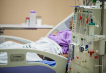 Pacientes del centro de Diálisis de una clínica en Maracay piden nuevas máquinas para su tratamiento