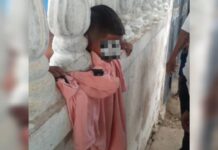 Rescatan a niño cuya cabeza quedó atascada entre dos pilares de una cerca de concreto