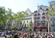 Sant Jordi vuelve a convertir ciudades y pueblos catalanes en mares de libros y rosas