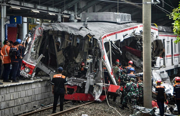 Sube a 16 la cifra de víctimas mortales en el choque de trenes de Indonesia