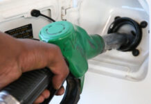 Sudáfrica extiende la reducción de impuestos sobre el combustible por la subida de precios