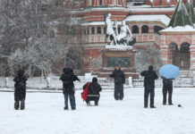 Temperaturas invernales, fuerte ventisca y una incesante nevada asolan Moscú en primavera