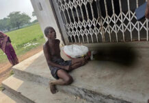 Un hombre lleva el cadáver de su hermana a un banco en la India para retirar su dinero