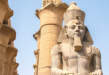 Una misión egipcia desentierra una estatua que podría pertenecer al faraón Ramsés II