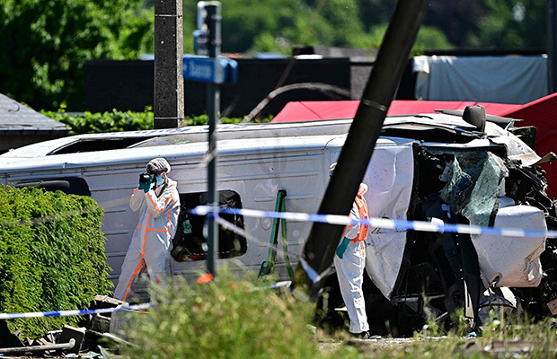 Al menos 4 muertos en choque entre un minibús escolar y un tren en Bélgica