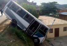 Autobús rodó sin control y cayó en una vereda en Anzoátegui