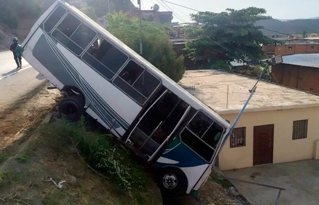 Autobús-rodó-sin-control-y-cayó-en-una-vereda-en-Anzoátegui