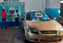Detenidos una mujer y su sobrino por arrastrar a una mujer desde el carro en marcha