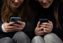 El uso de las redes sociales es tan perjudicial como el tabaco, según médicos del R.Unido