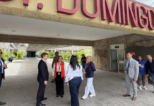 Embajador Barrett comprobó presencia de suministros médicos procedentes de EEUU en hospitales de Caracas
